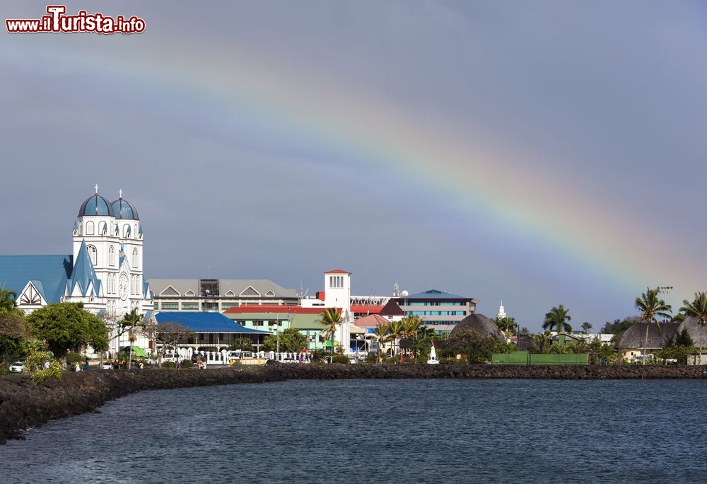 Immagine Un arcobaleno mattutino sopra la città di Apia, isola di Opolu, Samoa.