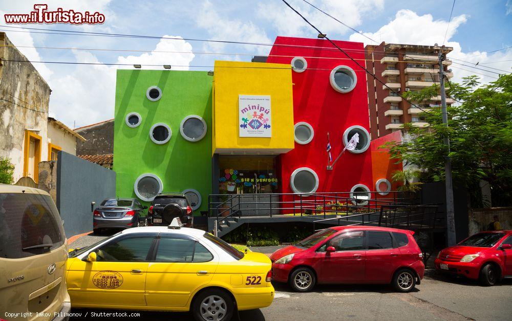 Immagine Un asilo per bambini nell'area residenziale di Asuncion, Paraguay - © Iakov Filimonov / Shutterstock.com