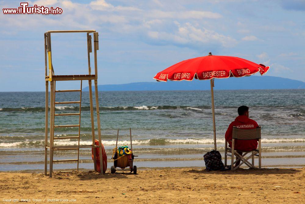 Immagine Un bagnino al lavoro sulla spiaggia di Scarlino in Toscana - © Paolo Trovo / Shutterstock.com