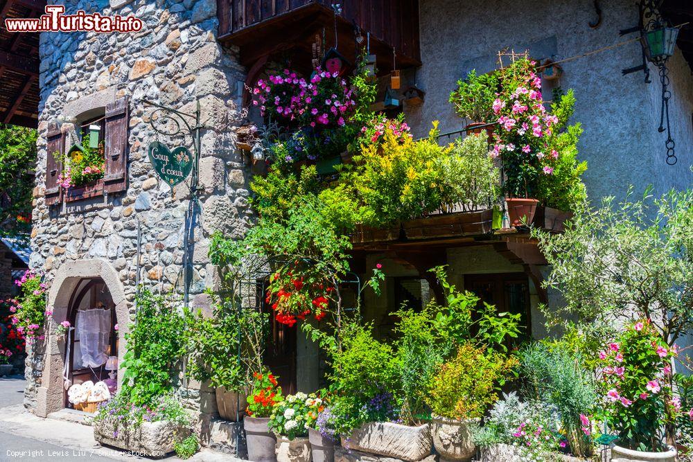 Immagine Un balcone fiorito nel bogo di Yvoire, splendida località francese sul Lago di Lemano - © Lewis Liu / Shutterstock.com