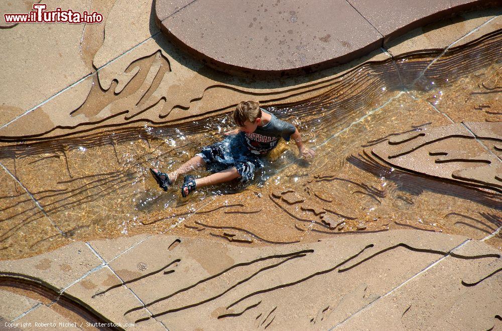 Immagine Un bambino gioca nell'acqua al Mississippi River Park, Mud Island (Memphis), Tennessee. Questo parco pubblico è stato aperto nel 1982 e si trova all'estremità sud di una piccola penisola circondata dal fiume Mississippi a ovest e dal porto del fiume Wolf a est - © Roberto Michel / Shutterstock.com