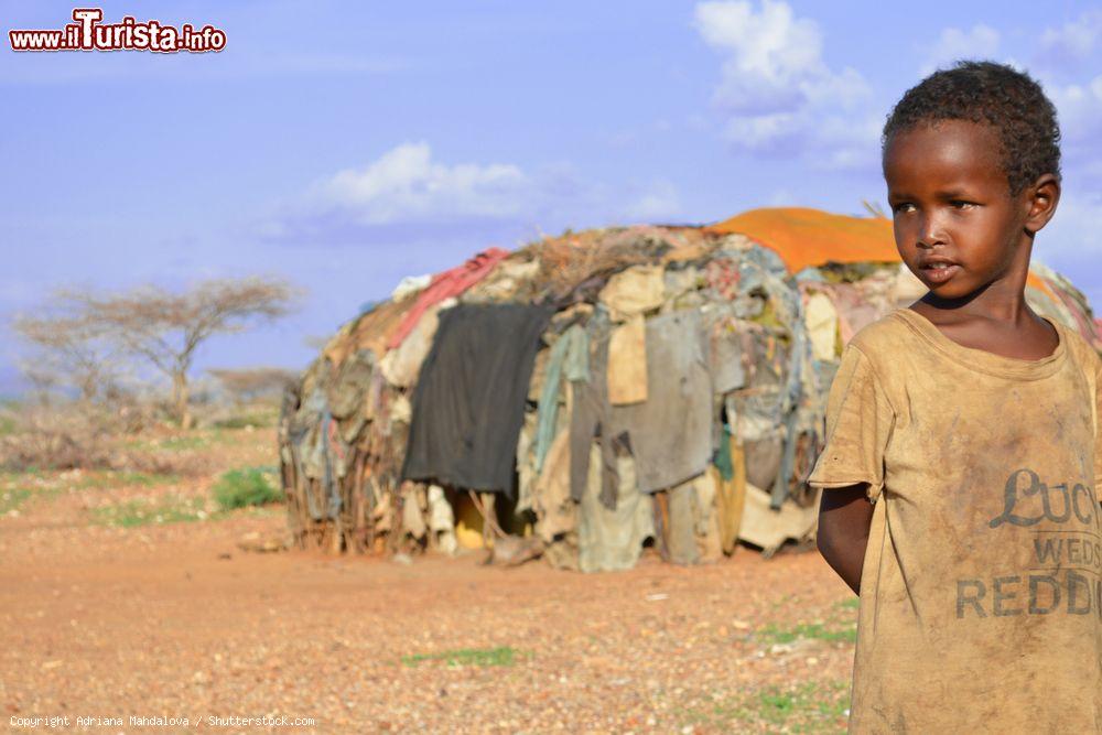 Immagine Un bambino in un villaggio nei pressi di Marsabit, nord Kenya - © Adriana Mahdalova / Shutterstock.com