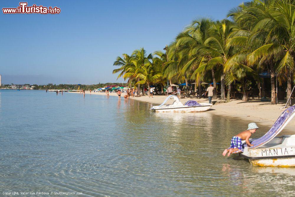 Immagine Un bambino si diverte sulla spiaggia di Boca Chica, Repubblica Dominicana - © Valeriya Pavlova / Shutterstock.com