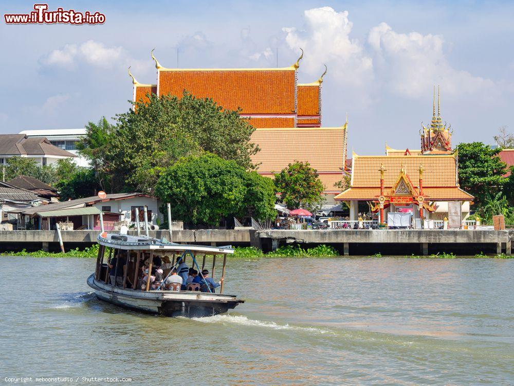 Immagine Un battello attraversa il fiume Chao Phraya a Ko Kret, regione di Nonthaburi (Thailandia) - © meboonstudio / Shutterstock.com