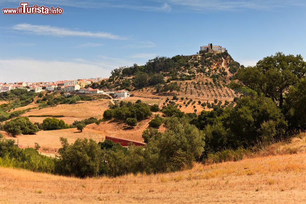Immagine Un bel paesaggio agreste di Palmela con il suo castello abbarbicato, Portogallo.