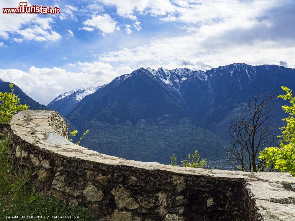 Immagine Un bel paesaggio naturale a Berbenno di Valtellina, Lombardia. Sullo sfondo, le Alpi con la prima neve sulla cima - © COLOMBO NICOLA / Shutterstock.com