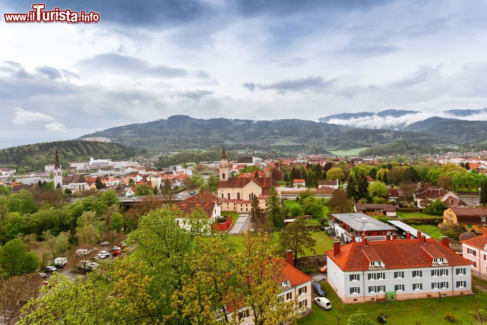 Immagine Un bel paesaggio sulla cittadina di Leoben, Austria. Questa località delle Alpi è stata nominata la prima volta nel 904 con il nome di Liupina.