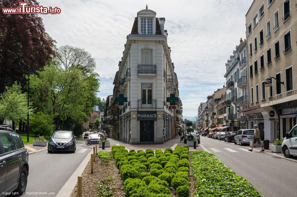 Immagine Un bel palazzo ad angolo su una strada di Aix-les-Bains, Francia - © / Shutterstock.com