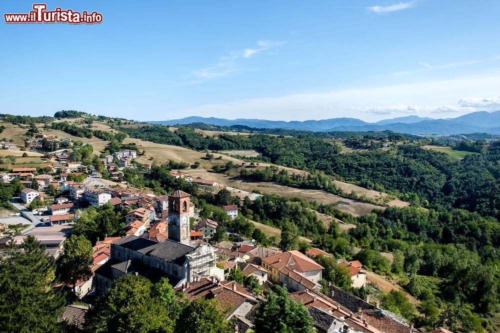 Immagine Un bel panorama del borgo di Murazzano dalla torre medievale, Piemonte. Siamo in uno dei più suggestivi angoli del territorio delle Langhe.