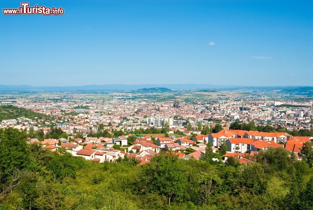 Immagine Un bel panorama della città di Clermont-Ferrand e del parco nazionale dell'Auvergne, Francia.