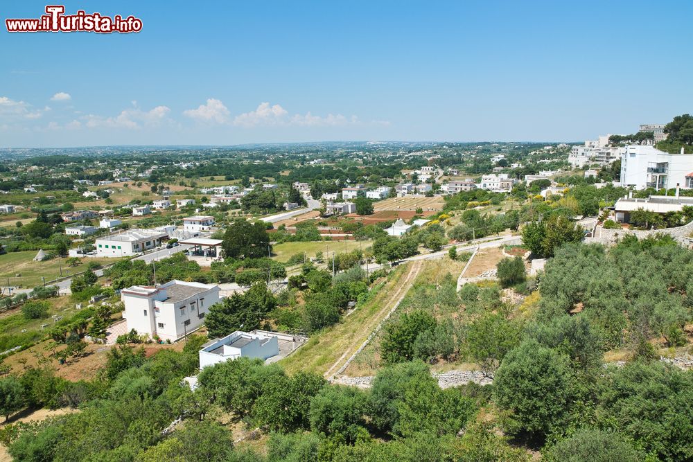 Immagine Un bel panorama di Cisternino, Puglia. Il Comune si estende sull'ultimo lembo della Murgia sud orientale pugliese.