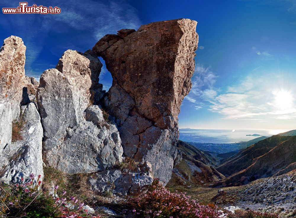Immagine Un bel panorama di Formia con formazioni rocciose e il mare sullo sfondo (Lazio).