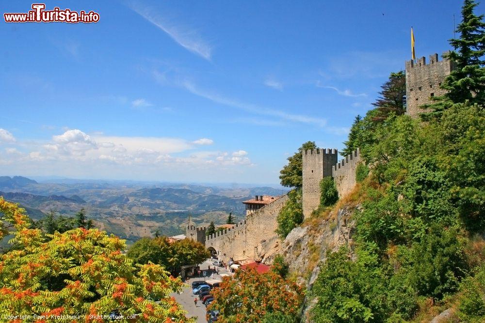 Immagine Un bel panorama su San Marino immersa nella natura, Repubblica di San Marino - © Pawel Kielpinski / Shutterstock.com