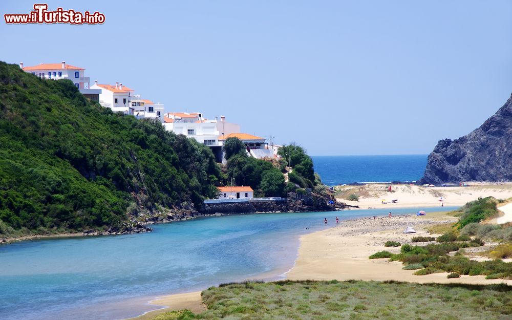 Immagine Un bel tratto della spiaggia di Odeceixe nei pressi di Aljezur, Portogallo. Siamo in uno dei luoghi più apprezzati dai surfisti di tutta Europa.