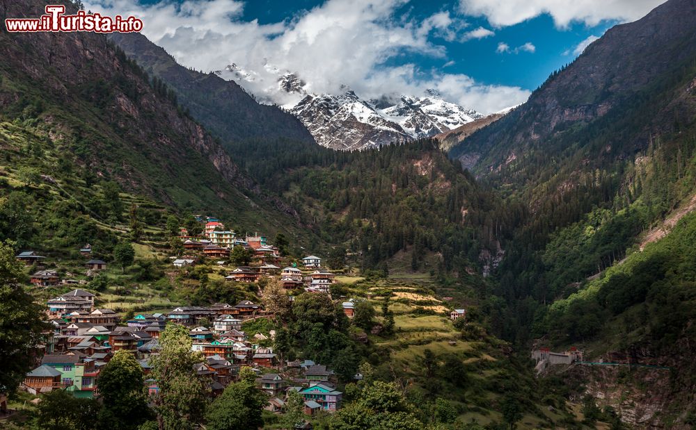 Immagine Un bel villaggio himalayano nello stato dell'Himachal Pradesh, India. Grazie ai suoi paesaggi variegati, questo stato è uno dei più interessanti di tutta l'India.