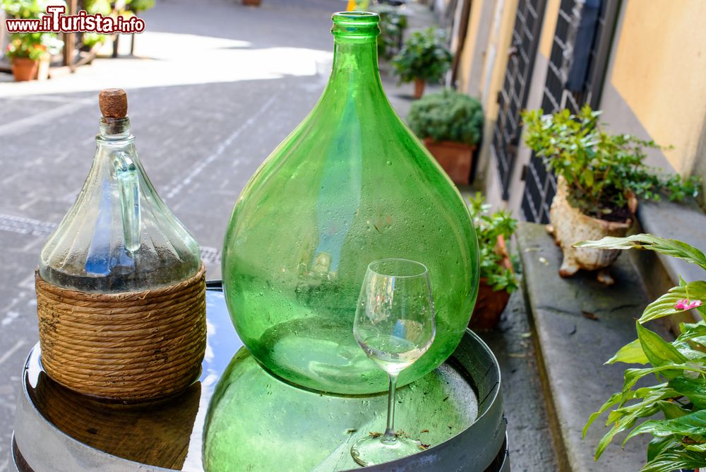 Immagine Un bottiglione e una piccola damigiana a Scansano ci ricordano che siamo nella città del Morellino in Toscana.