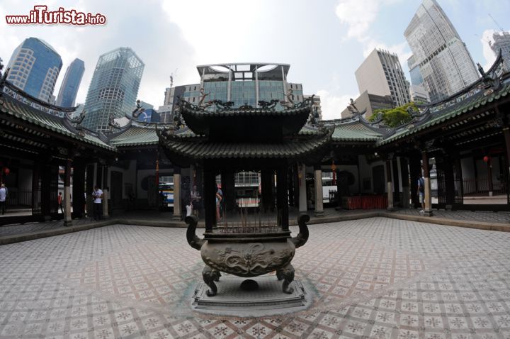 Immagine Un braciere a pagoda nel tempio Thian Hock Keng a Chinatown, intriso di simboli legati alla tradizione cinese e dichiarato monumento nazionale nel 1973 - © Sonja Vietto Ramus