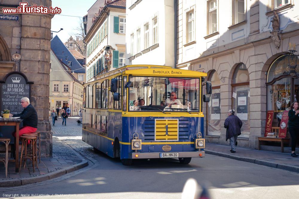 Immagine Un bus colorato in transito in una via del centro di Bamberga, Germania - © Apple Kullathida / Shutterstock.com