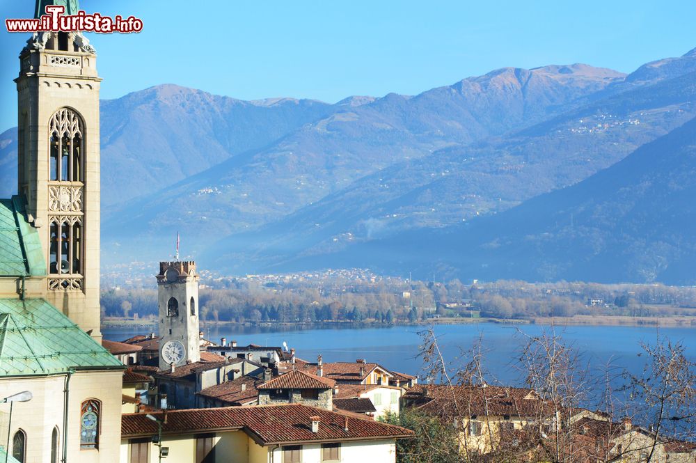 Immagine Un campanile svetta sul borgo di Lovere (Bergamo) e sul Lago d'Iseo, sullo sfondo.