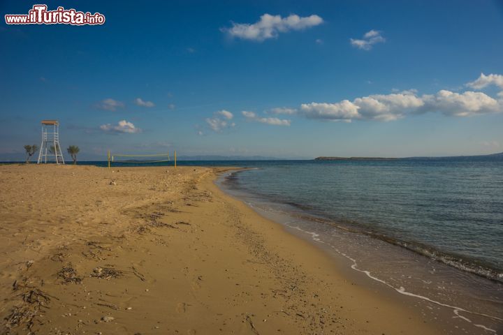 Immagine Un campo da pallavolo sulla spiaggia di Angistri, Grecia, nei pressi della città di Scala - © siete_vidas / Shutterstock.com