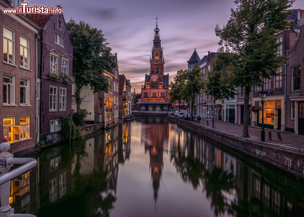 Immagine Un canale di Alkmaar in Olanda, fotografato alla sera