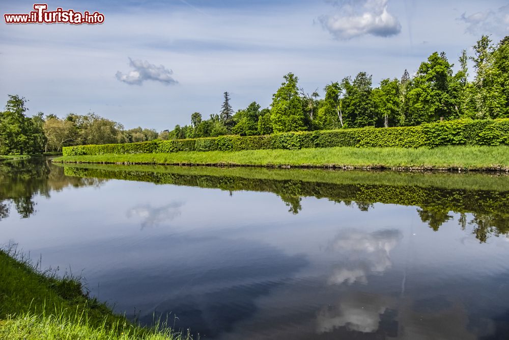 Immagine Un canale nel parco pubblico vicino al castello di Rambouillet, Francia.