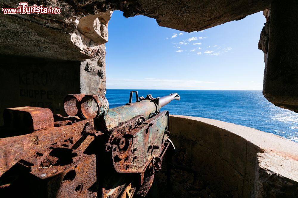 Immagine Un cannone abbandonato dell'Esercito Nazionale Yogoslavo sull'isola di Vis, Croazia. Da qui si gode un suggestivo panorama sul mare Adriatico.