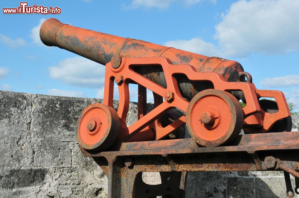 Immagine Un cannone del 1800 a Fort Fincastle, Nassau, Bahamas. Realizzato in pietra calcarea attorno al 1793 e posizionato strategicamente in cima alla collina di Bennet per proteggere la città e il suo porto, questo forte ha la forma di un piroscafo a pale. Qui si possono ammirare ancora alcuni cannoni dei secoli scorsi.