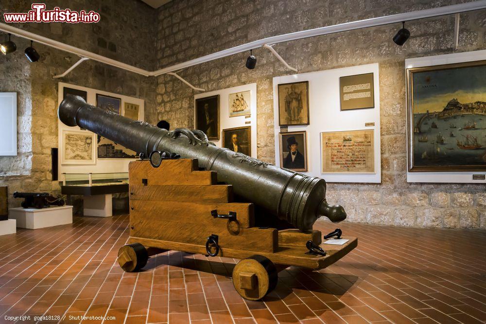 Immagine Un cannone esposto al Museo Marittimo nel Forte St. John, Dubrovnik, Croazia. Questa fortificazione ha svolto un ruolo importante nella difesa del porto cittadino protetto a sud mentre il lato nord era difeso dal Forte Dan Luca - © goga18128 / Shutterstock.com