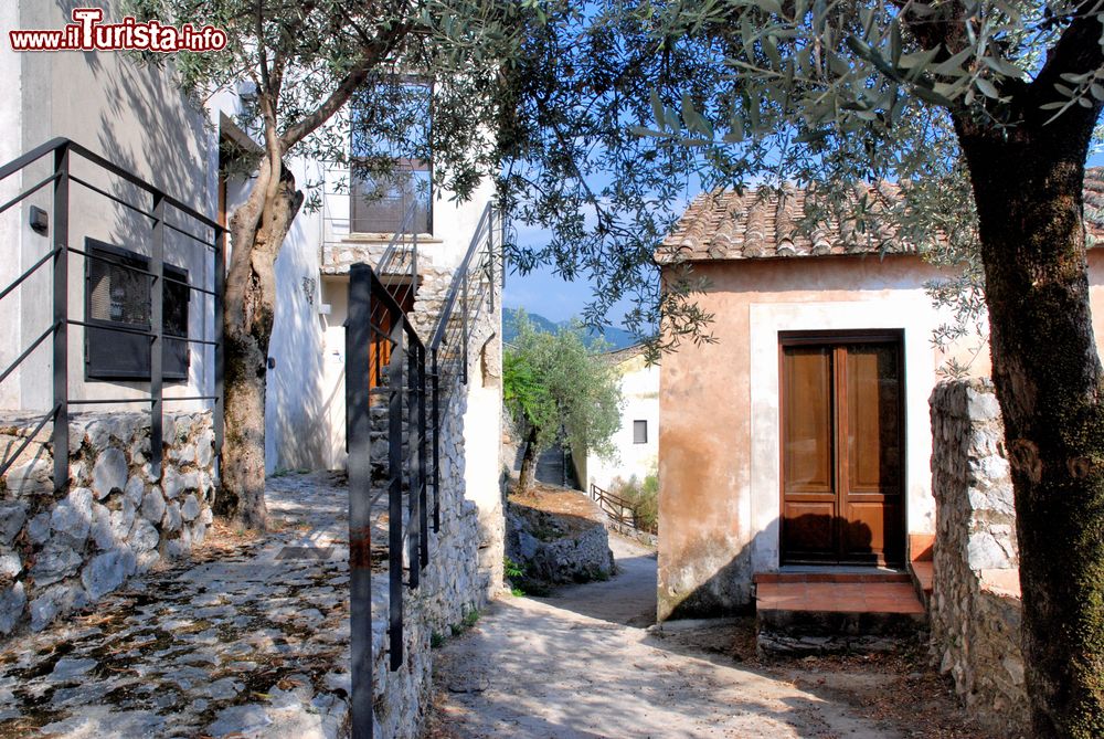 Immagine Un caratteristico vicoletto nel centro antico di Giffoni Valle Piana, Campania.