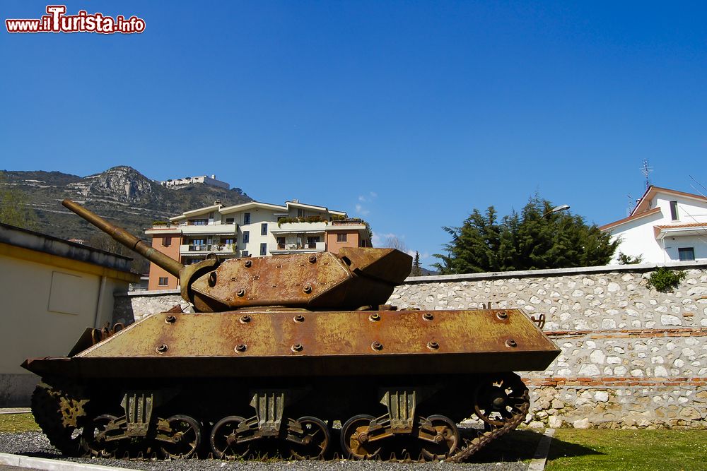 Immagine Un carroarmato della Seconda Guerra Mondiale Cassino nel Lazio. Sullo sfondo l'Abbazia Benedettina