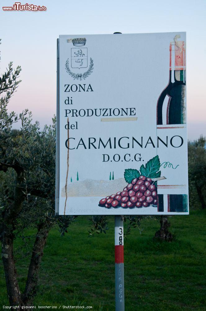 Immagine Un cartello della strada del Vino Carmignano in Toscana - © giovanni boscherino / Shutterstock.com