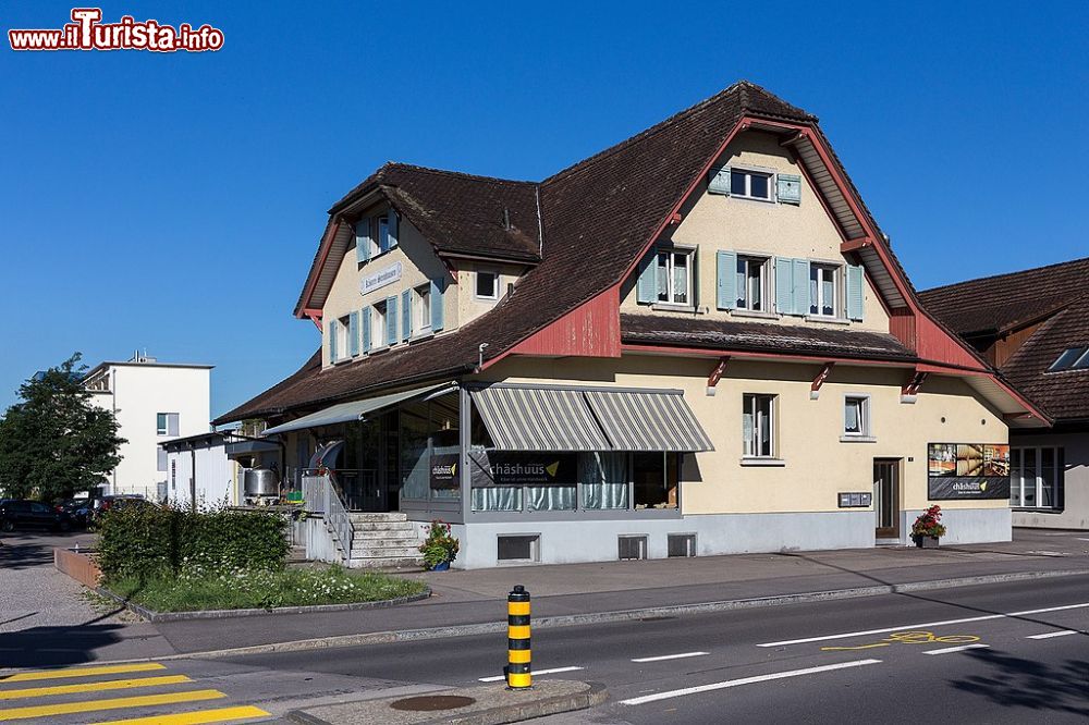 Immagine Un caseificio a Steinhausen in Svizzera- ©  Roland Zumbuehl - CC-BY-SA 4.0, Wikipedia