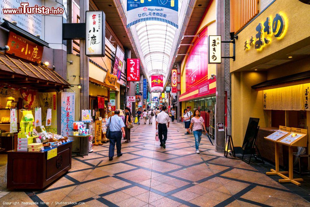 Immagine Un centro commerciale della città di Nara, Giappone, con gente a passeggio - © Madrugada Verde / Shutterstock.com