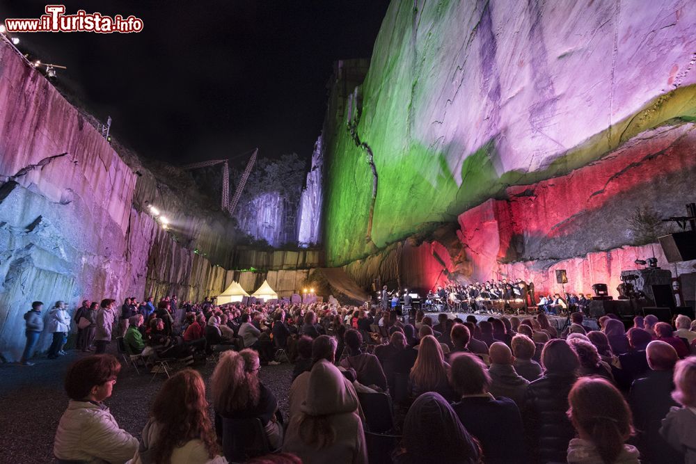 Immagine Un concerto nello scenario suggestivo delle cave di Trontano in Piemonte: siamo all'interno della manifestazione Tones of the Stones