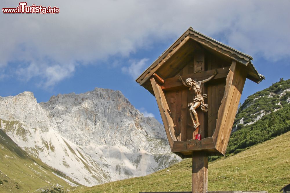 Immagine Un crocifisso fotografato in una escursione da Leutasch sulle montagne Wetterstein in Tirolo (Austria)