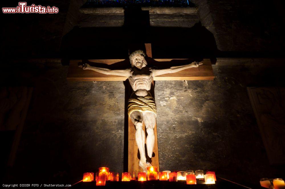 Immagine Un crocifisso nella cattedrale di Chartres, Francia - © DIDIER FOTO / Shutterstock.com