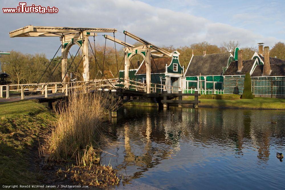 Immagine Un doppio ponte levatoio nel museo all'aperto di Arnhem, Olanda - © Ronald Wilfred Jansen / Shutterstock.com