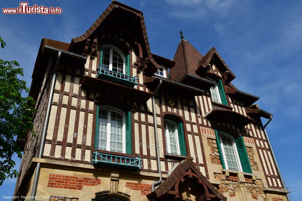 Immagine Un edificio a graticcio nel centro storico di Courseulles-sur-Mer, Francia - © Pack-Shot / Shutterstock.com