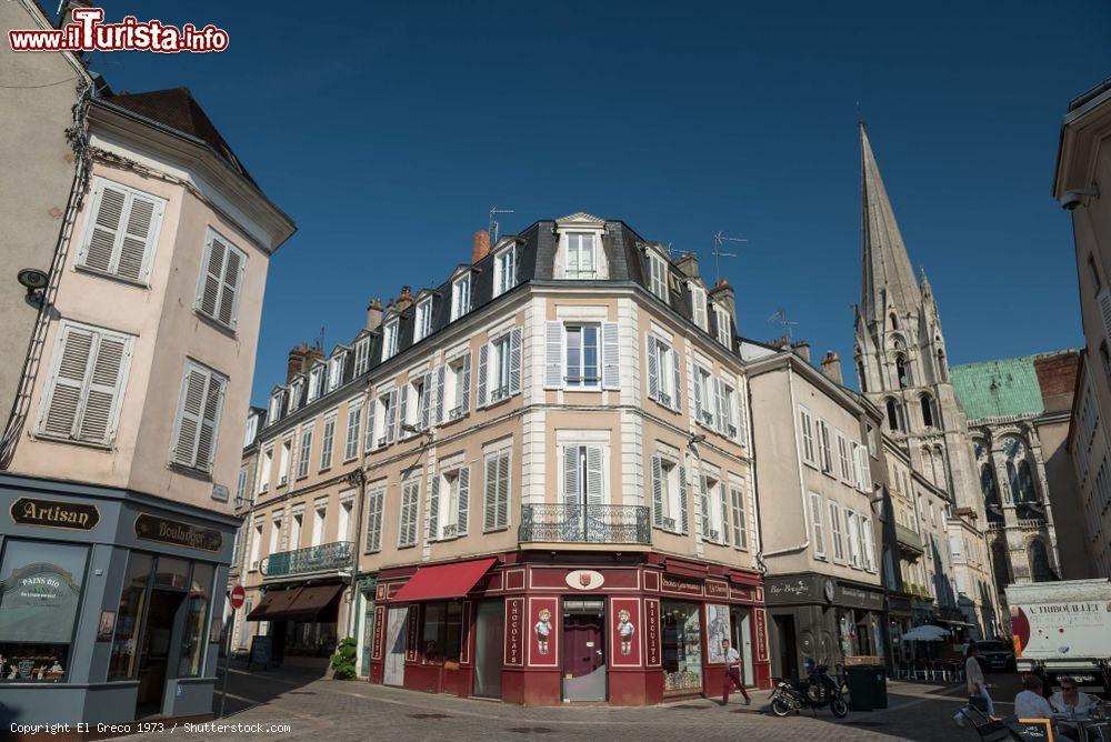 Immagine Un edificio d'angolo nel centro di Chartres, Francia. Questa bella località, capoluogo del dipartimento dell'Eur-et-Loire, si trova nella regione del Centro-Valle della Loira - © El Greco 1973 / Shutterstock.com