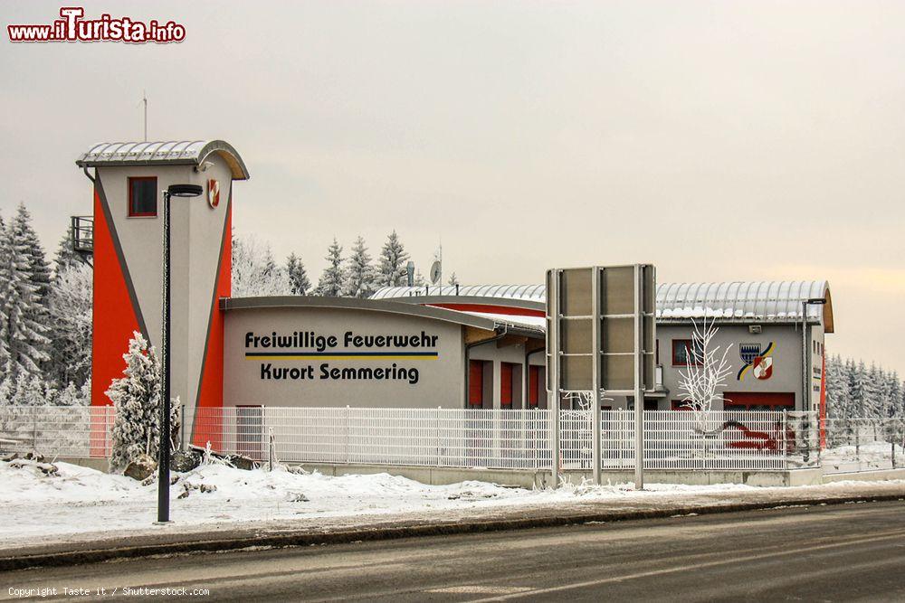 Immagine Un edificio dei vigili del fuoco nella cittadina di Semmering, Austria, fotografato in inverno - © Taste it / Shutterstock.com