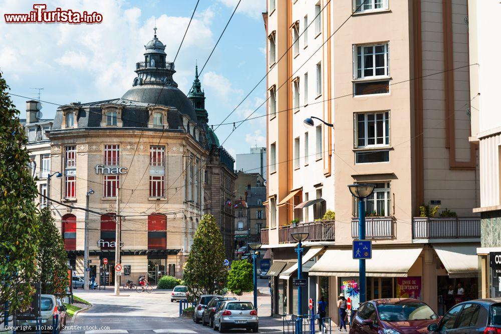 Immagine Un edificio elegante nel cuore di Limoges, Francia. Passeggiando nel centro storico della città si possono ammirare antiche architetture - © ilolab / Shutterstock.com