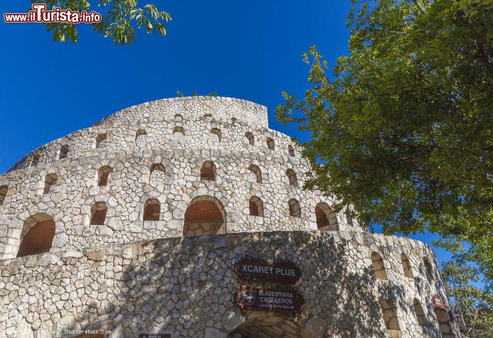 Immagine Un edificio nel parco archeologico di Xcaret, Messico - © posztos / Shutterstock.com