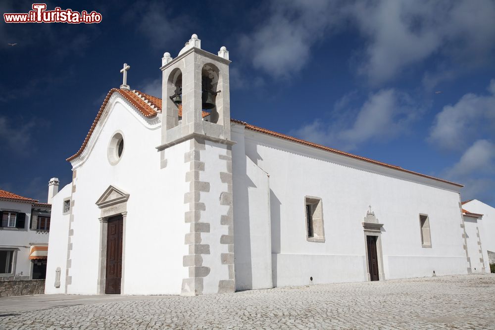 Immagine Un edificio religioso a Peniche, Portogallo. Linee semplici e muri bianchi sono le caratteristiche architettoniche di molti luoghi di culto della città.