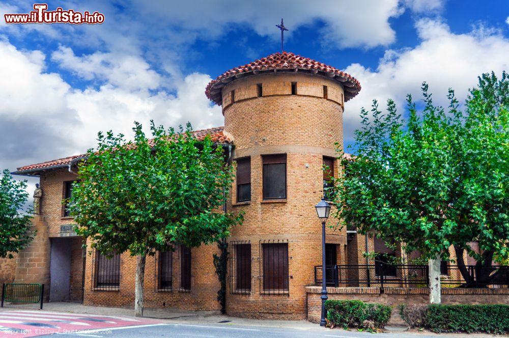 Immagine Un edificio religioso nel Comune di Olite, Spagna, costruito in mattoni - © Elzloy / Shutterstock.com