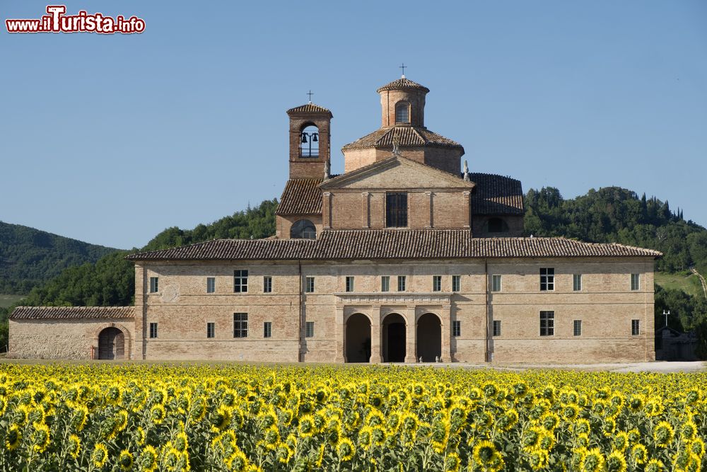 Immagine Un edificio storico nelle campagne di Urbania nel Montefeltro (Marche)