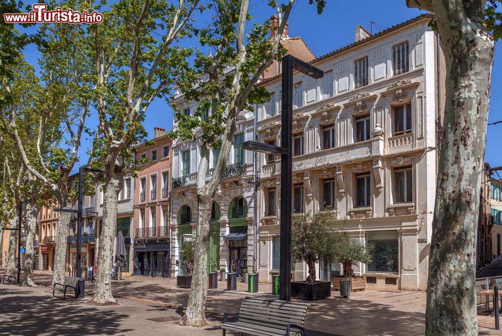 Immagine Un elegante boulevard nel centro storico di Narbona, Francia. 