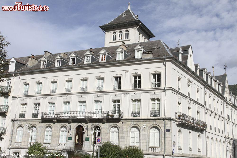 Immagine Un elegante edificio storico nel centro di Bagneres-de-Luchon, Pirenei, Francia - © Ana del Castillo / Shutterstock.com