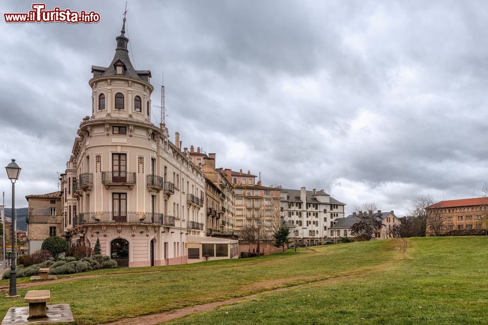 Immagine Un elegante palazzo ad angolo nella città di Jaca, Aragona, Spagna.