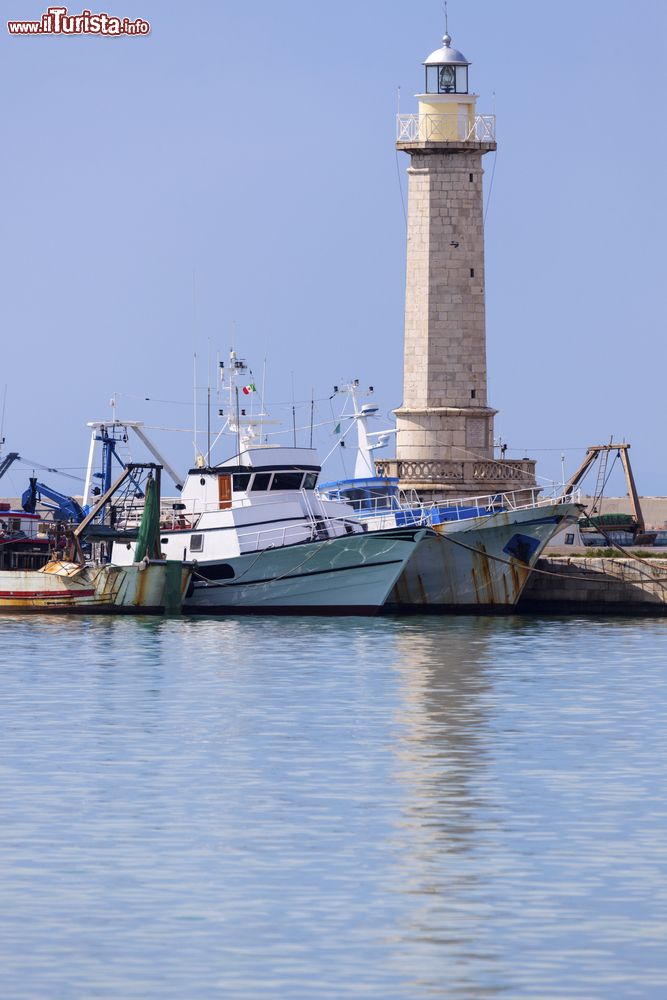 Immagine Un faro a Molfetta, Puglia. Situata a poco più di 20 km da Bari, Molfetta sorge sulla costa del Mare Adriatico.